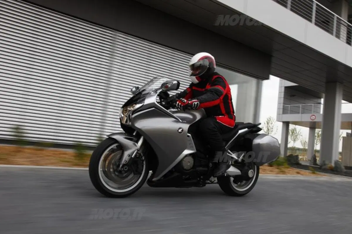 Honda VFR 1200 F DCT  (8)