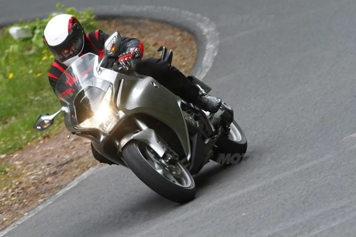 Honda VFR 1200 F DCT  (9)