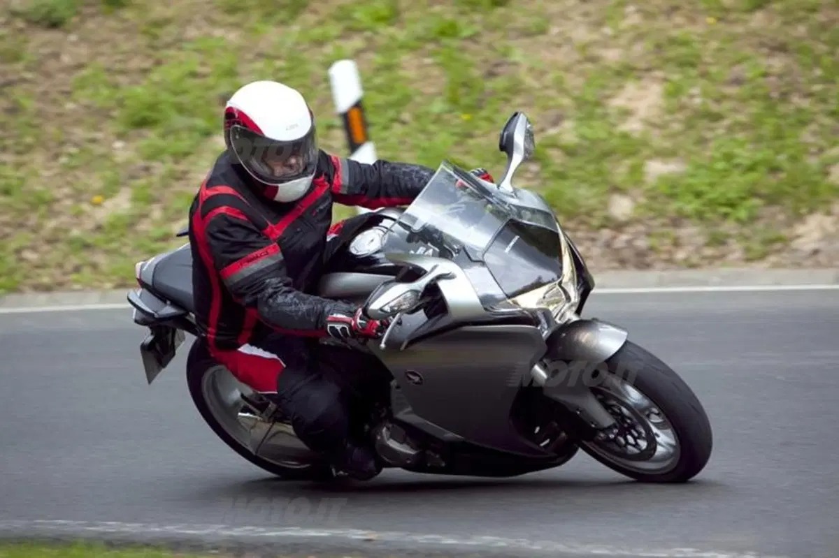Honda VFR 1200 F DCT  (10)