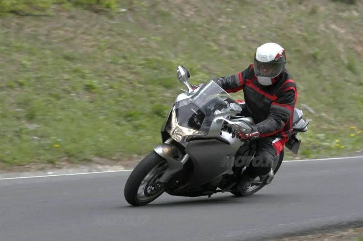 Honda VFR 1200 F DCT  (11)