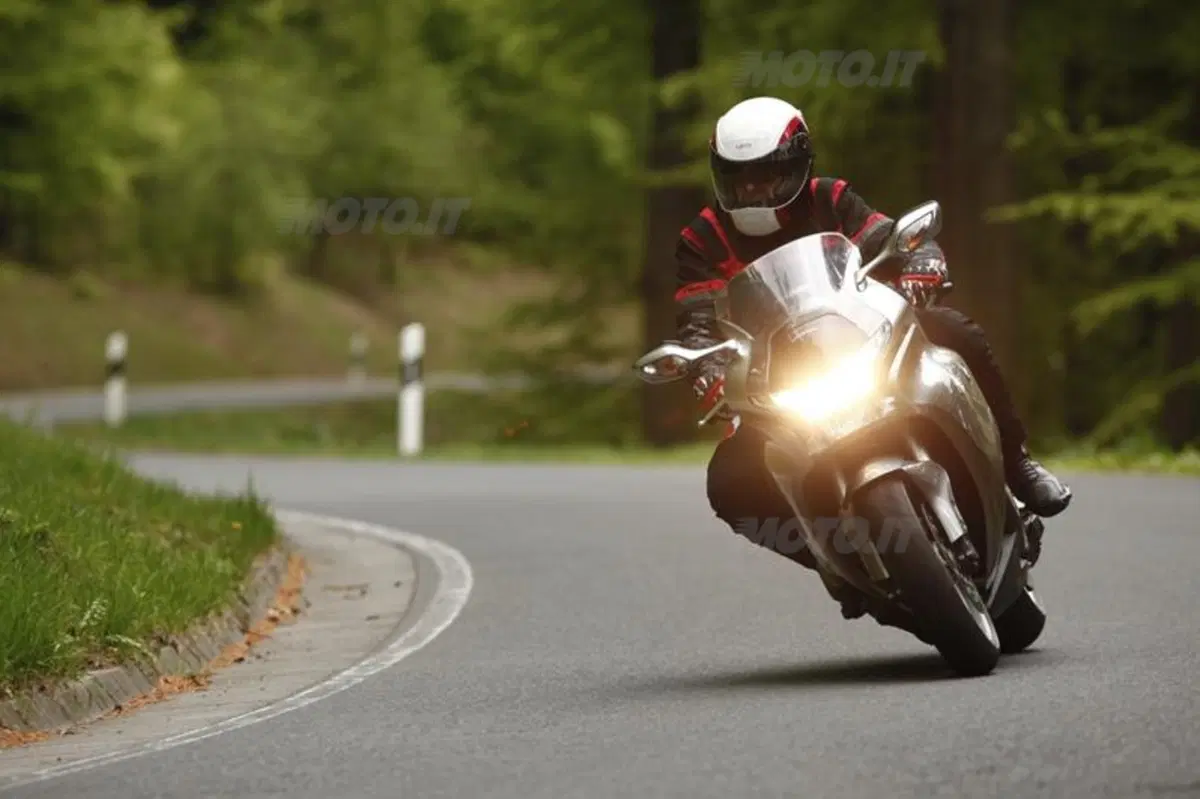 Honda VFR 1200 F DCT  (12)