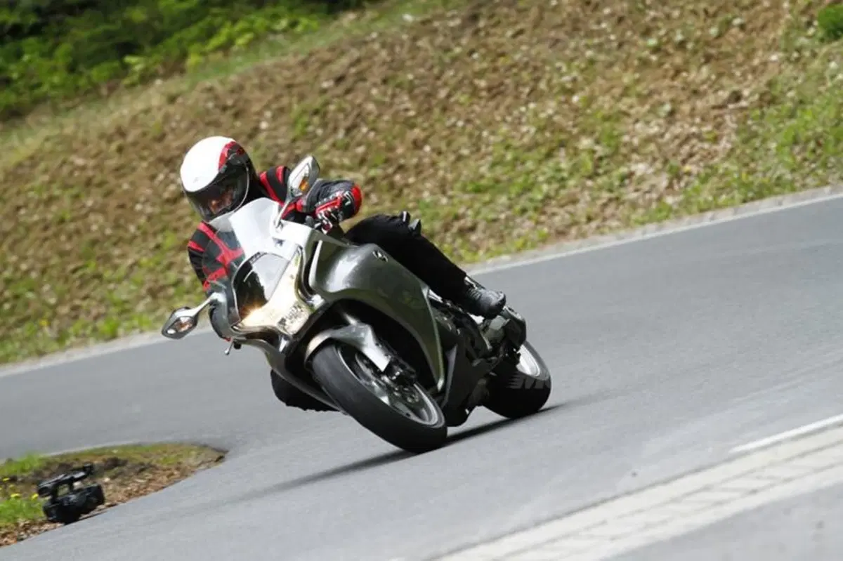 Honda VFR 1200 F DCT  (15)