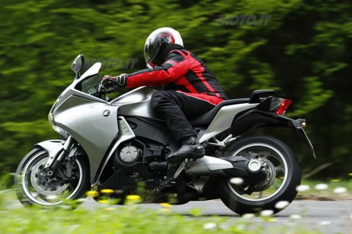 Honda VFR 1200 F DCT  (16)