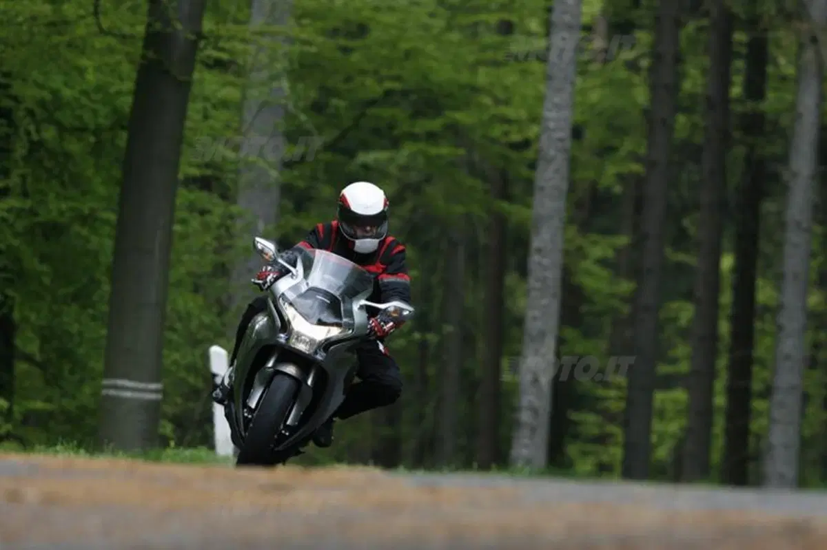 Honda VFR 1200 F DCT  (17)