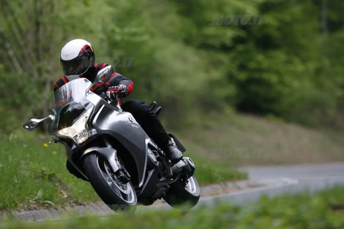 Honda VFR 1200 F DCT  (18)