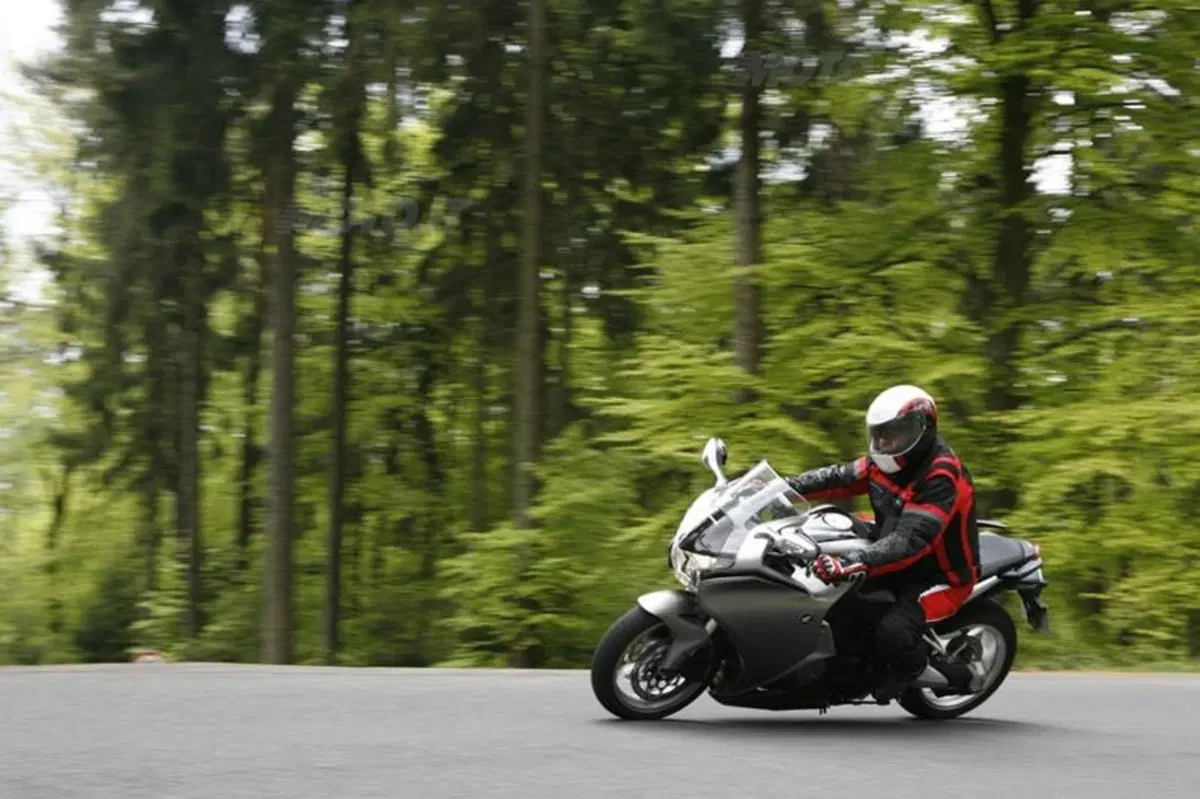 Honda VFR 1200 F DCT  (19)