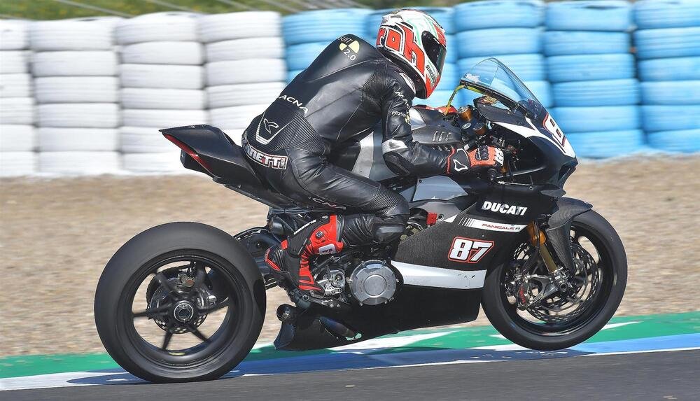 La Ducati Panigale V4R in configurazione Superbike durante i test di Jerez con Lorenzo Zanetti