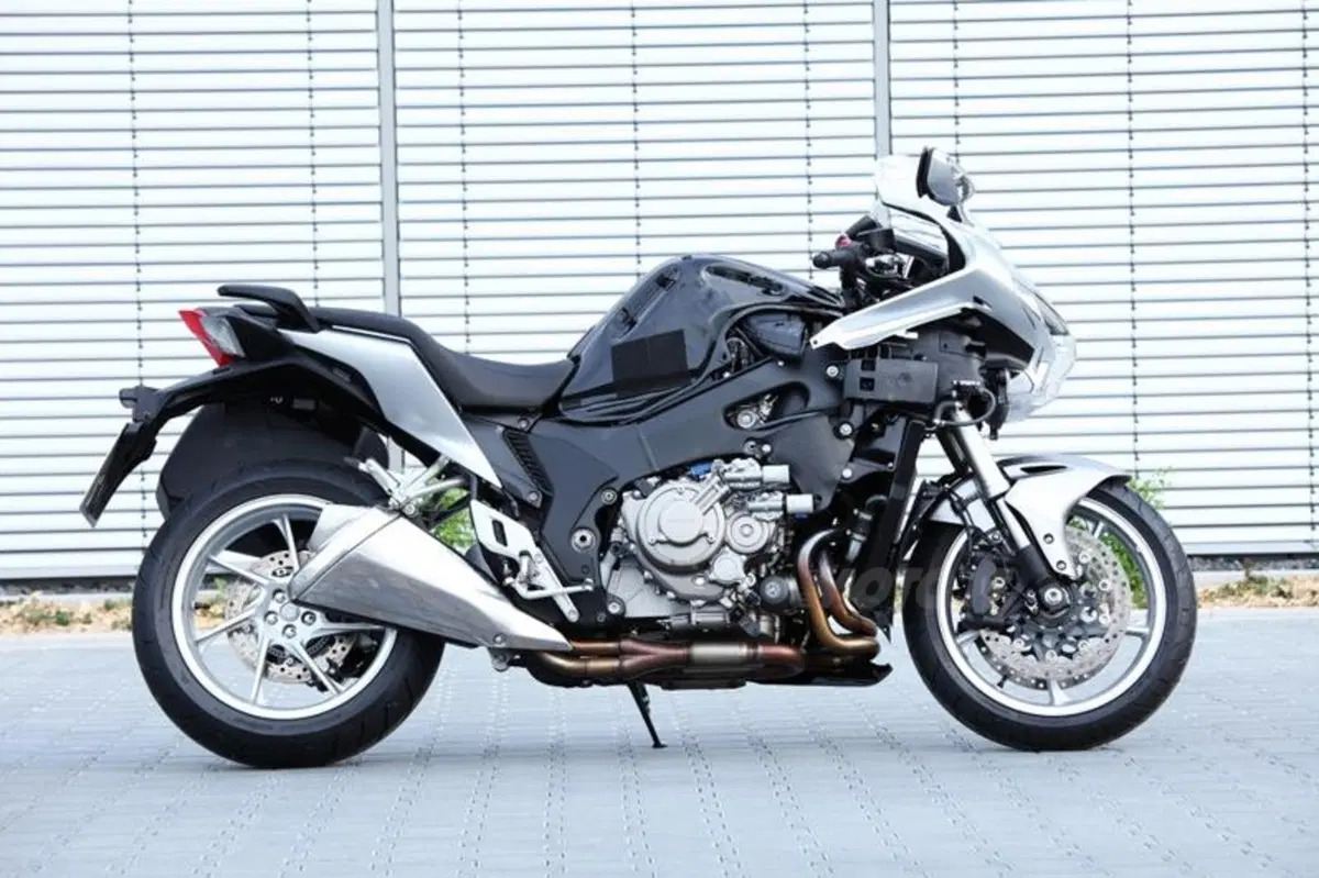 Honda VFR 1200 F DCT  (32)