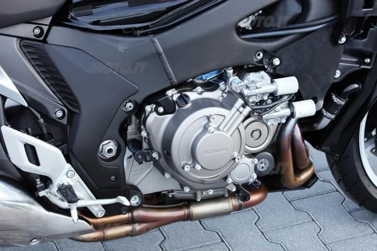 Honda VFR 1200 F DCT  (34)