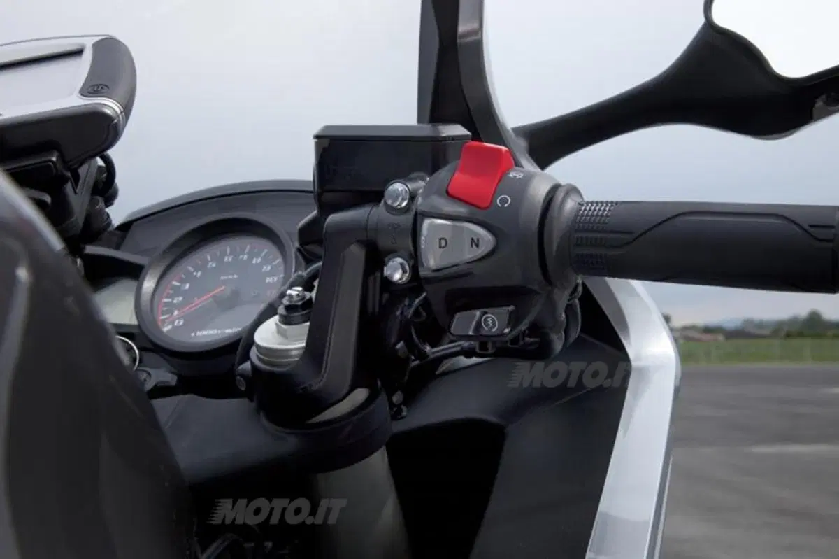 Honda VFR 1200 F DCT  (36)