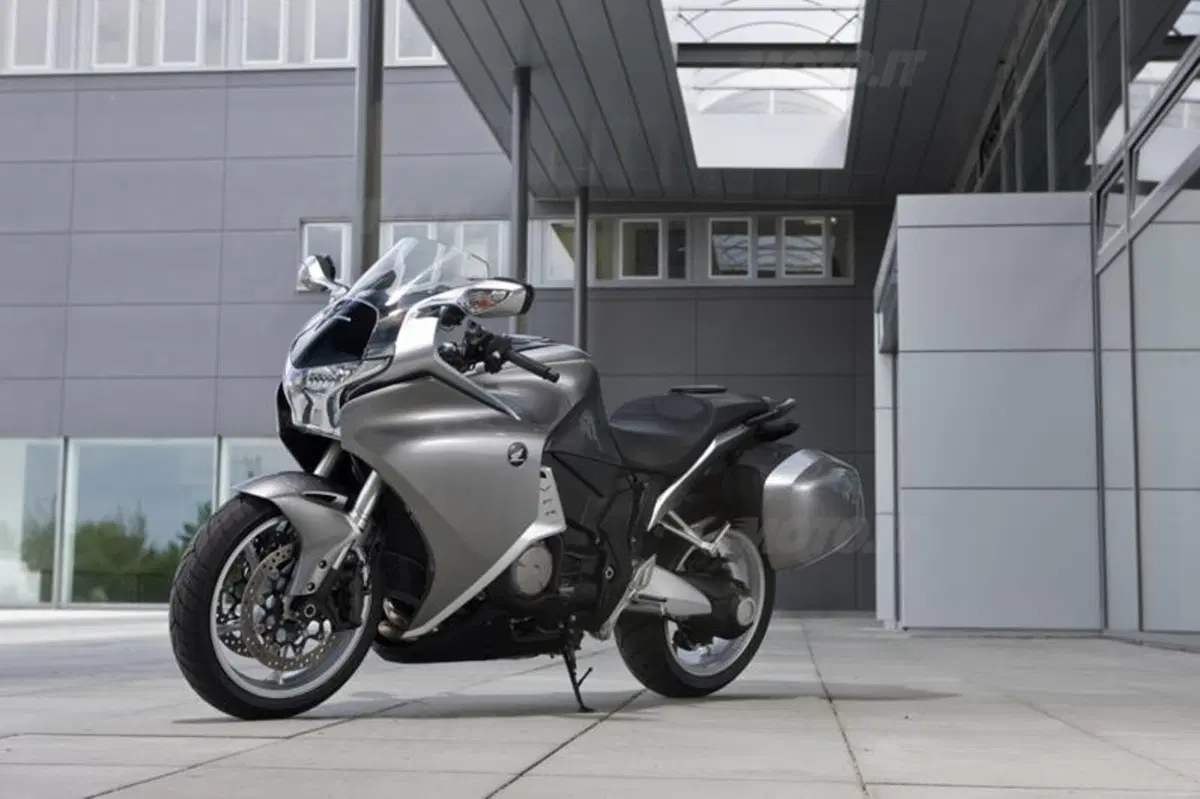 Honda VFR 1200 F DCT  (39)