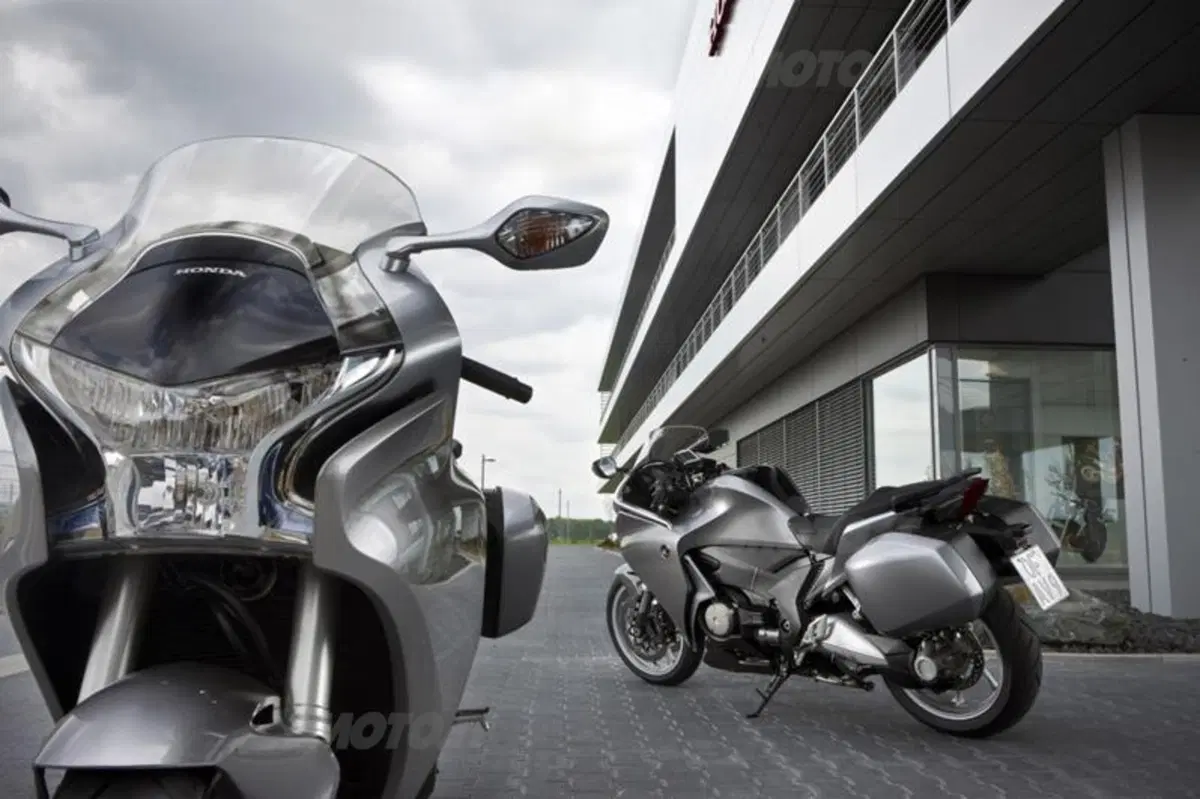 Honda VFR 1200 F DCT  (40)