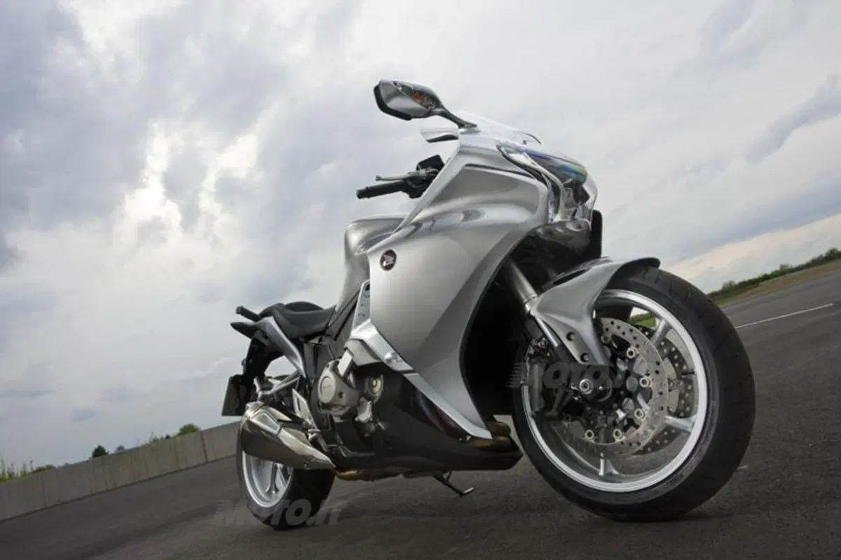 Honda VFR 1200 F DCT  (43)