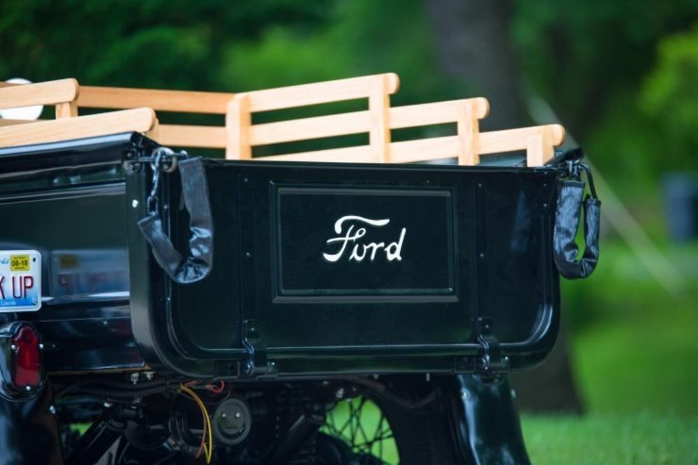Il dettaglio con la scritta Ford