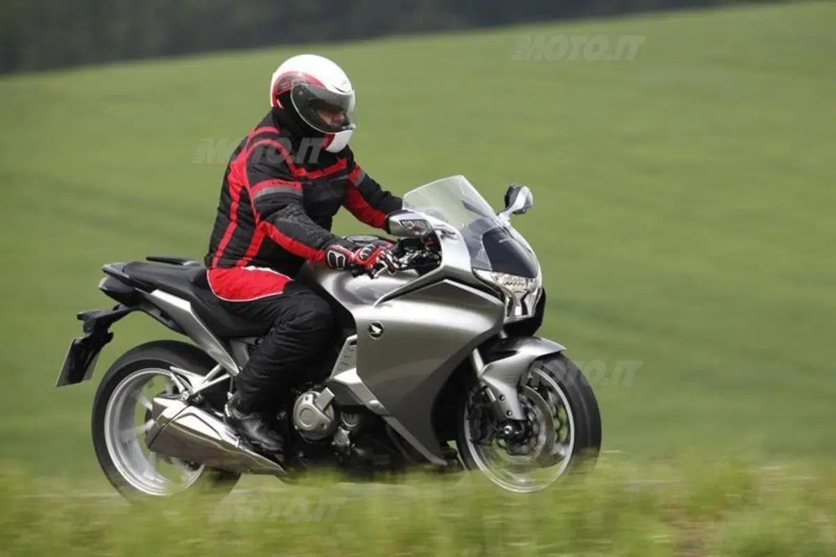 Honda VFR1200F DCT. Il confronto con le "rivali"