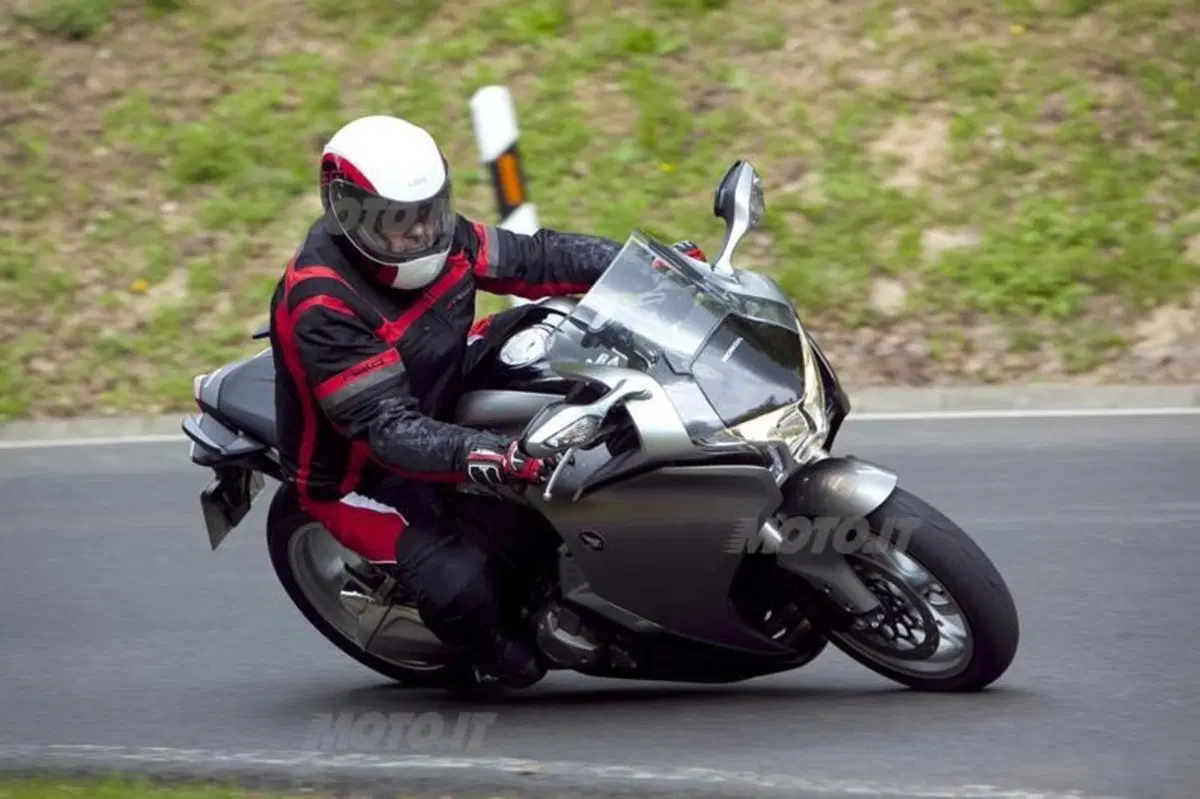 Honda VFR1200F DCT. Il confronto con le "rivali" (2)