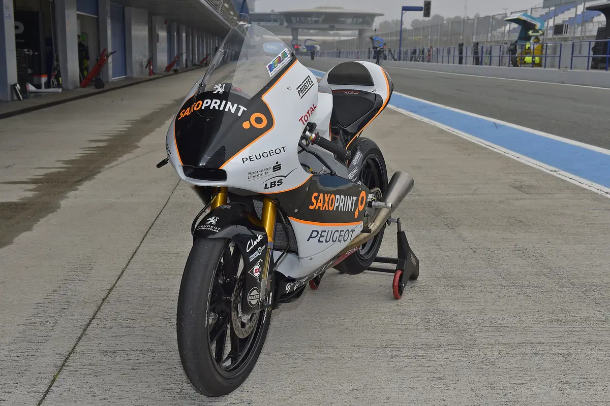Peugeot debutta in Moto3 (3)