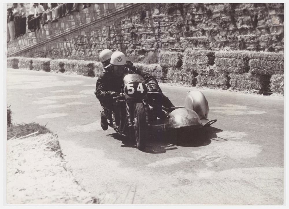 Luigi Passamonti curava la manutenzione e le riparazioni delle moto della polizia stradale. Qui lo vediamo in azione sul finire degli anni Sessanta con il suo sidecar con motore MV 600 a quattro cilindri