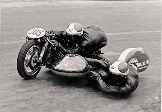 Roberto Pedrini e Alessandro Mignani in piena azione sul loro sidecar, in questa occasione privo della carenatura. Si può notare la scritta “vigili del fuoco”…