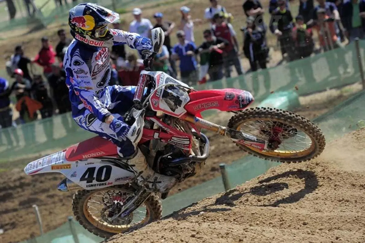 A Bellpuig ennesimo en plein delle coperture Pirelli in MX1 e MX2