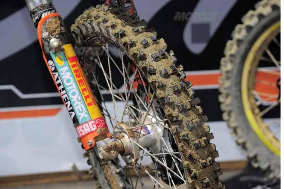 A Bellpuig ennesimo en plein delle coperture Pirelli in MX1 e MX2 (2)