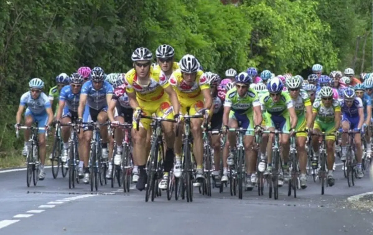 Nico Cereghini: "Ciclisti in fila per tre"