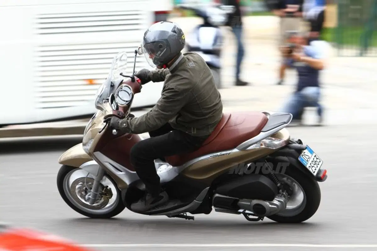 Piaggio Beverly 125 e 300   (2)