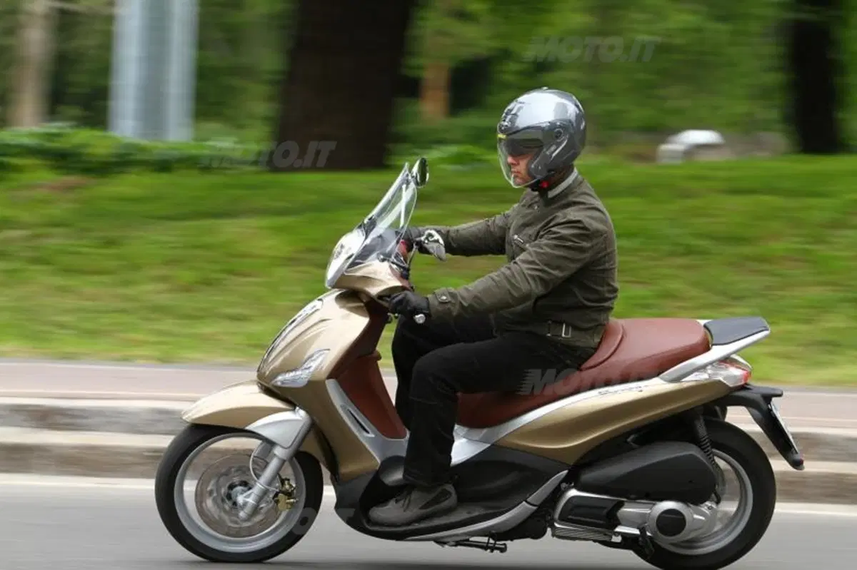 Piaggio Beverly 125 e 300   (3)