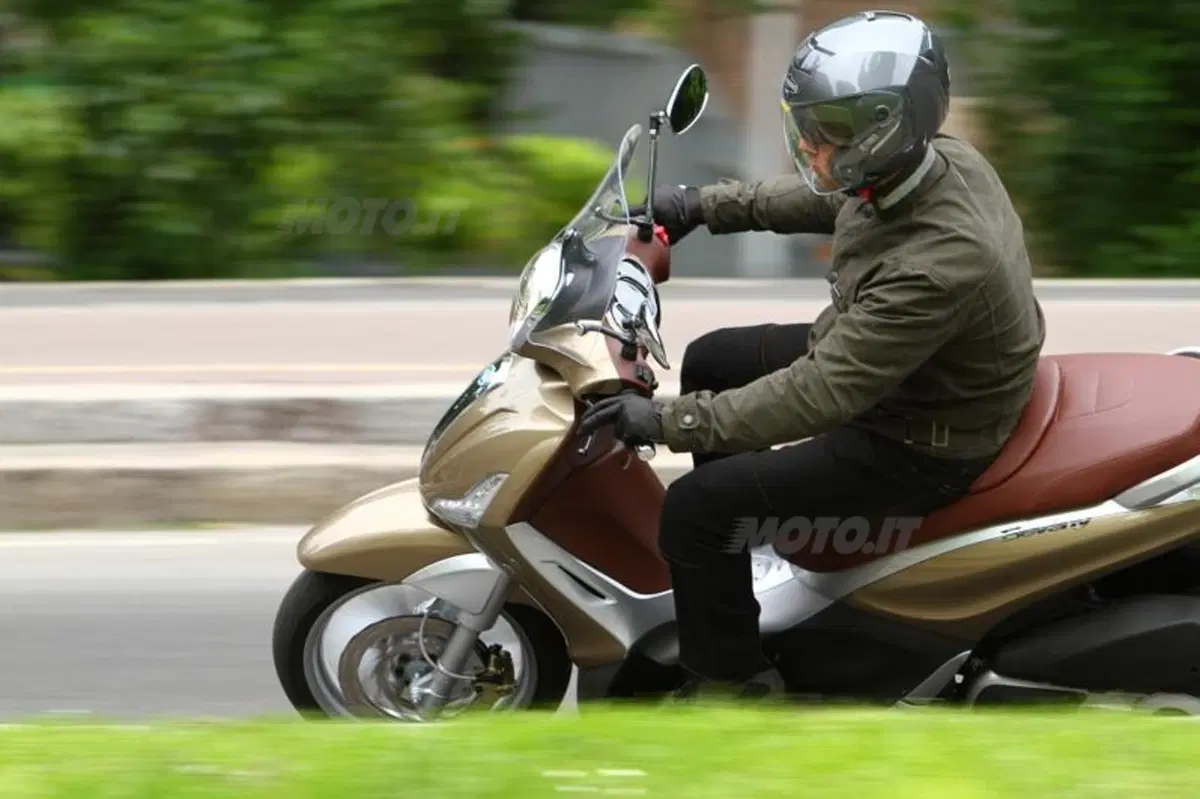 Piaggio Beverly 125 e 300   (4)