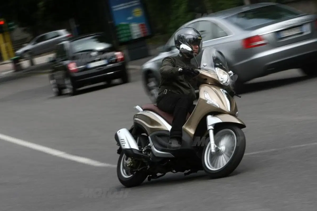Piaggio Beverly 125 e 300   (5)