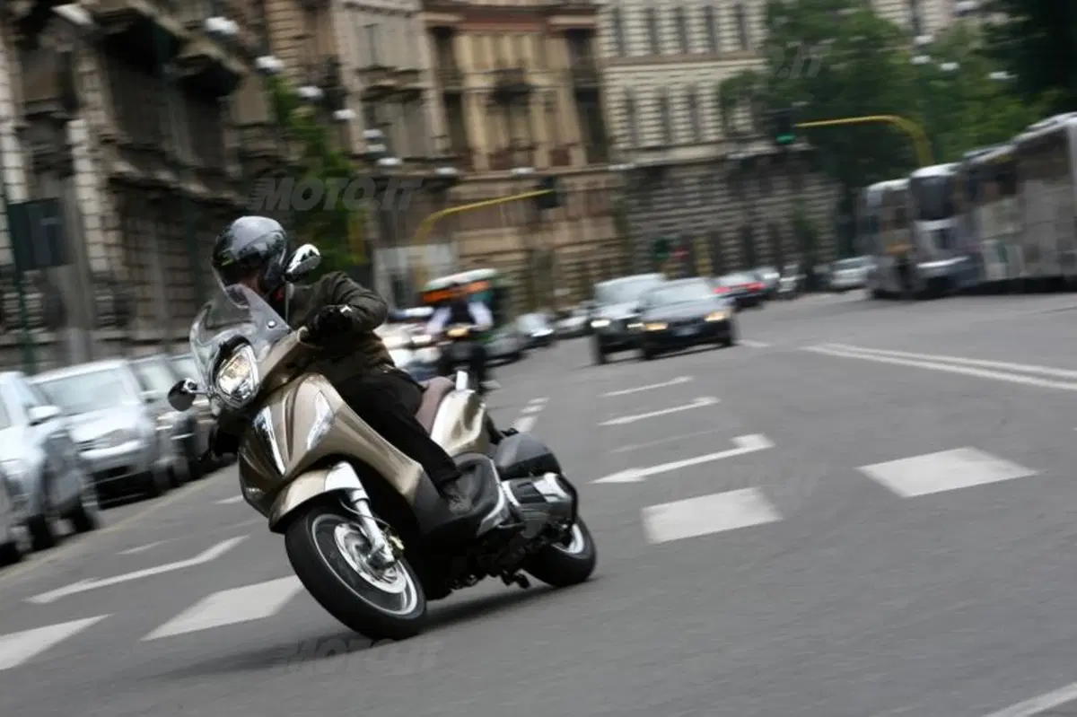 Piaggio Beverly 125 e 300   (6)