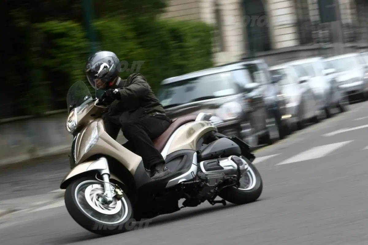 Piaggio Beverly 125 e 300   (7)