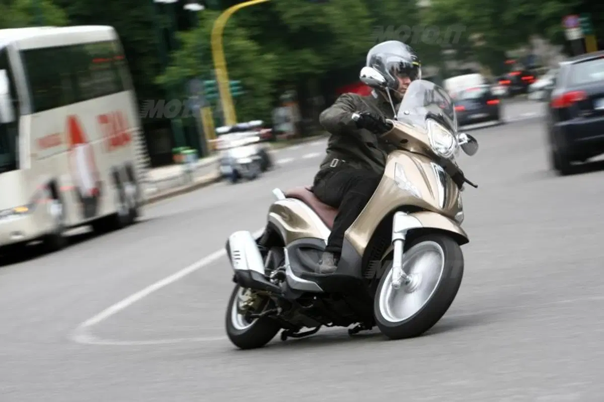 Piaggio Beverly 125 e 300   (8)
