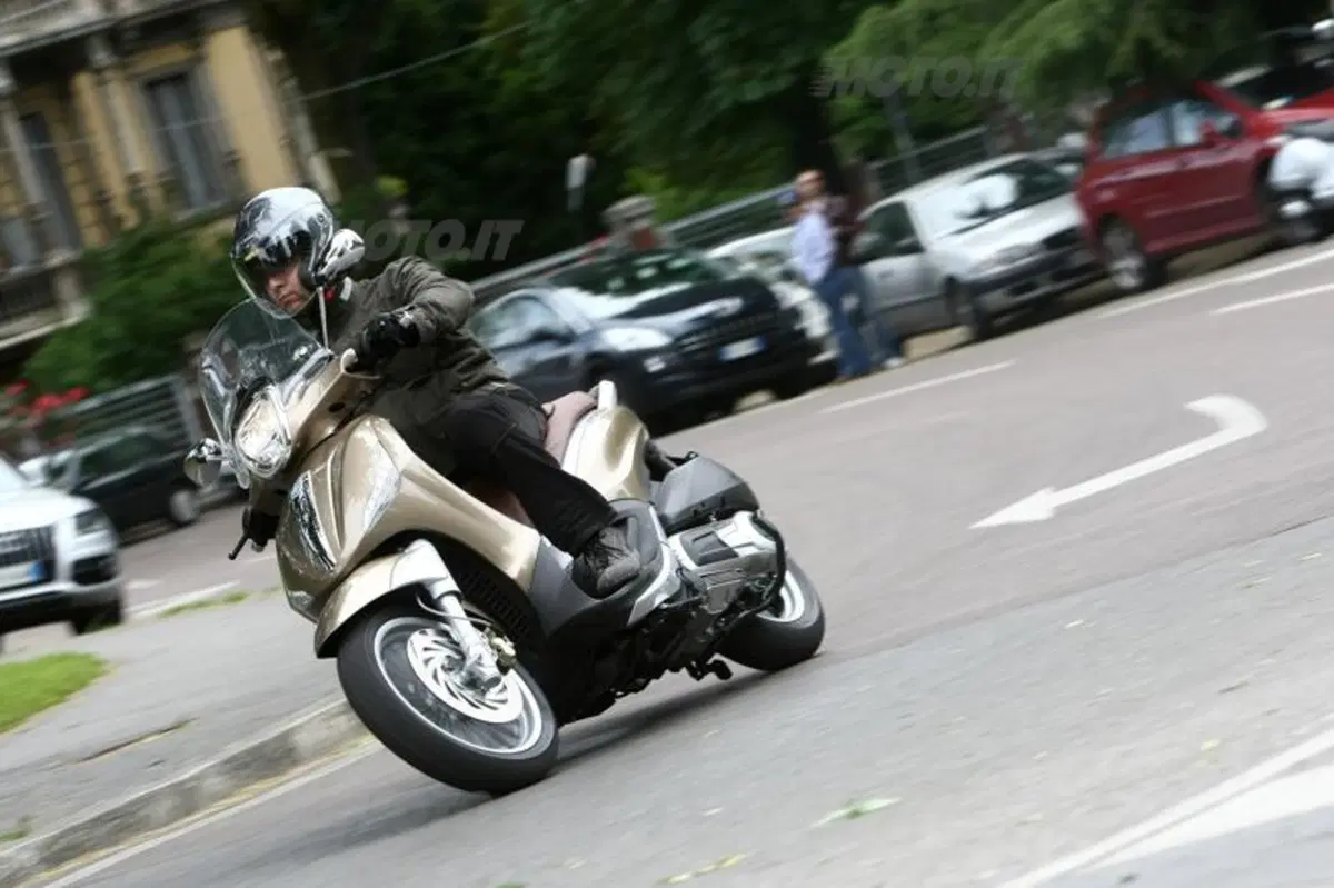 Piaggio Beverly 125 e 300   (9)