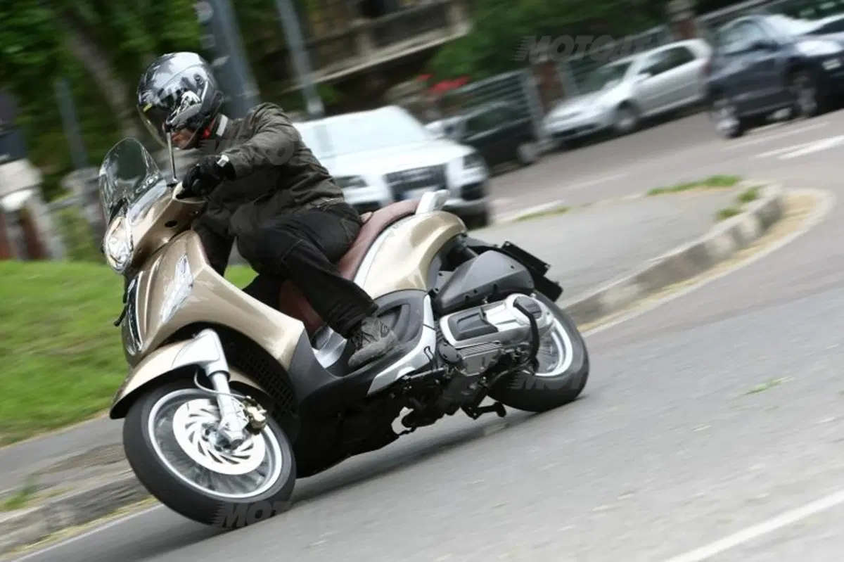 Piaggio Beverly 125 e 300   (10)