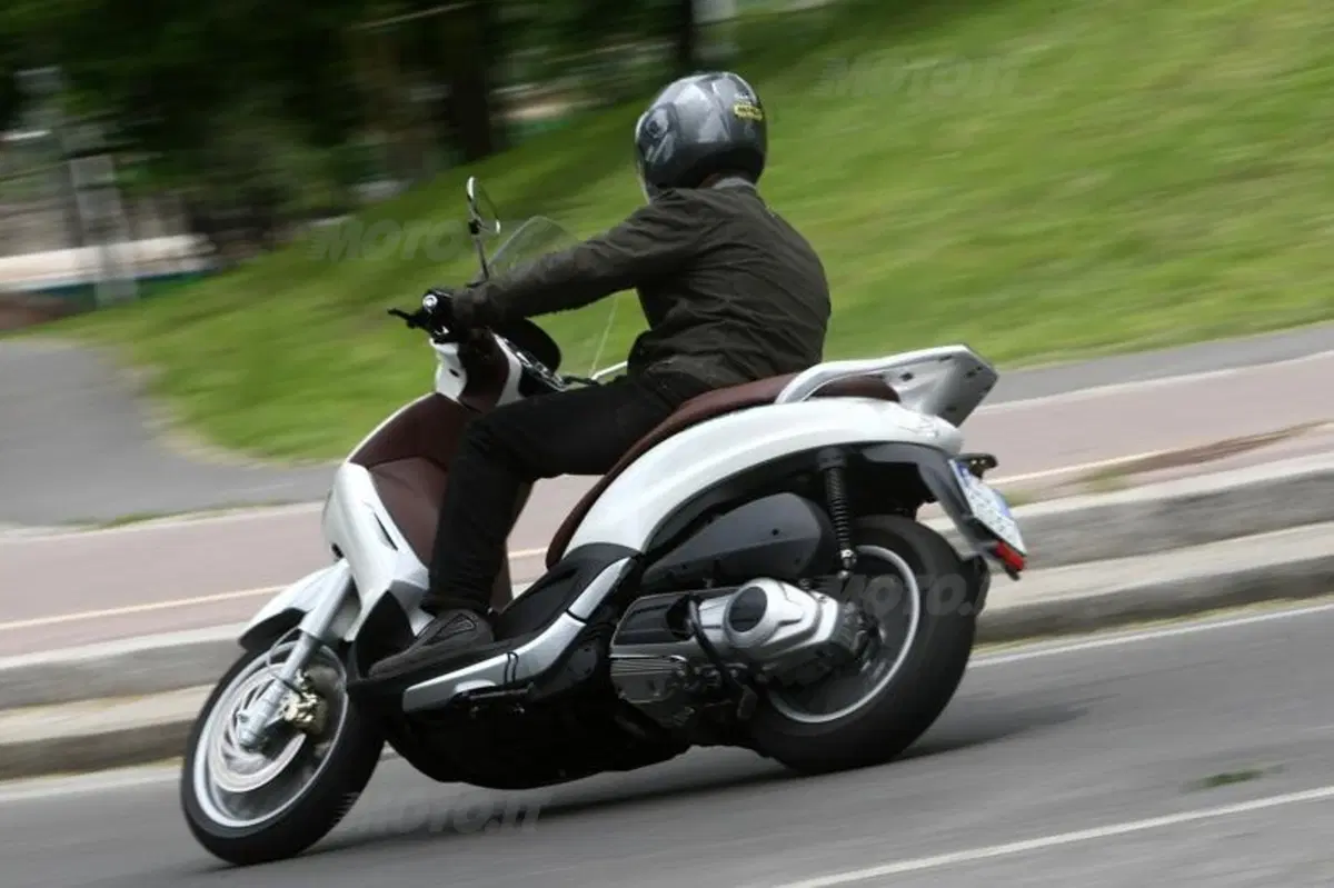 Piaggio Beverly 125 e 300   (11)