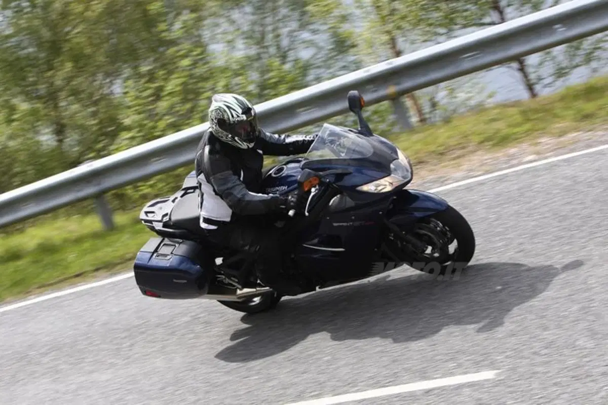 Triumph Sprint GT 1050  (2)