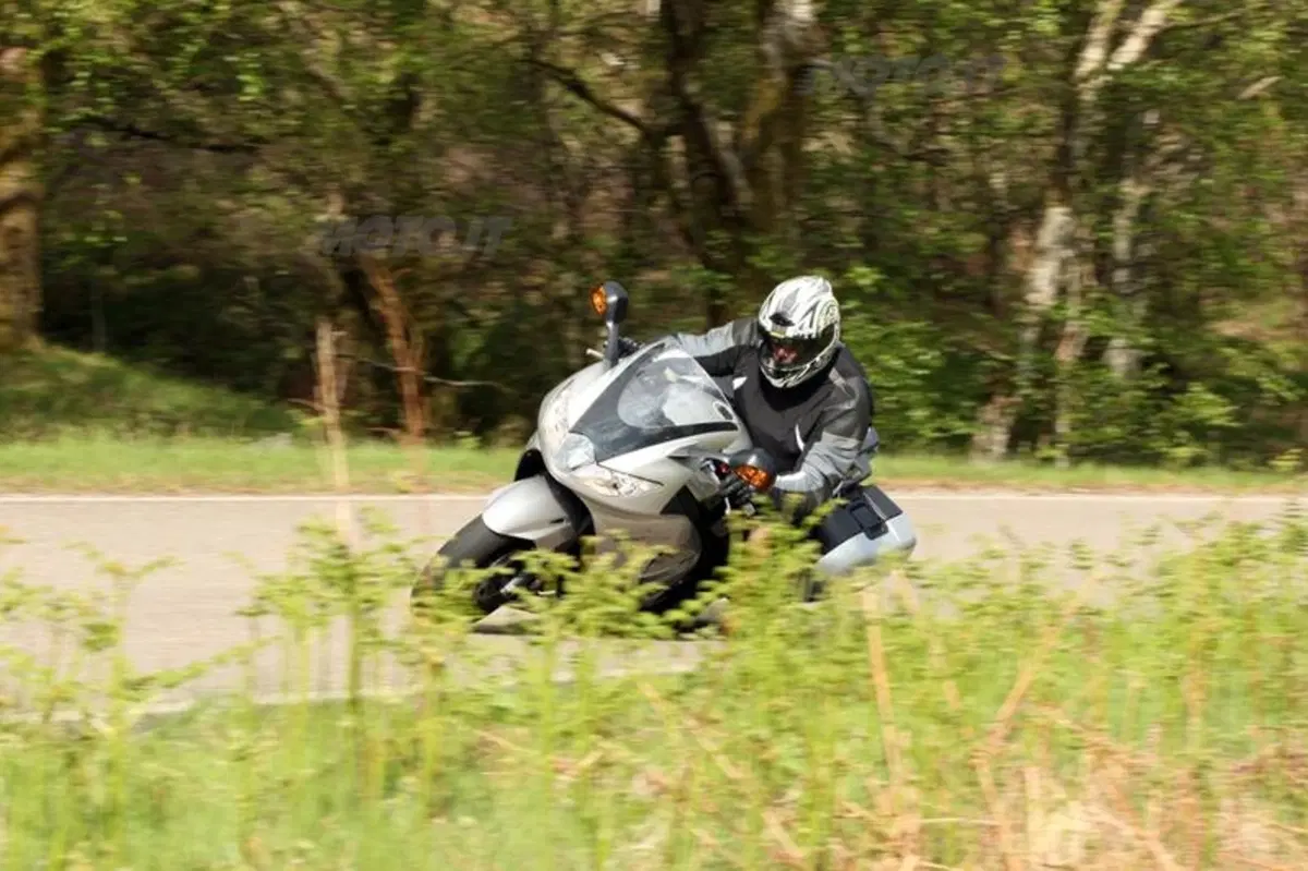Triumph Sprint GT 1050  (17)