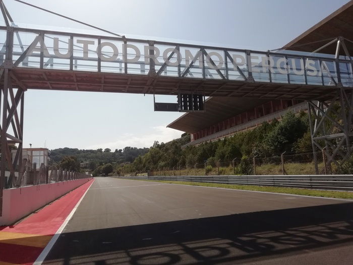 Il ponte che sovrasta il rettilineo box dell'Autodromo di Pergusa