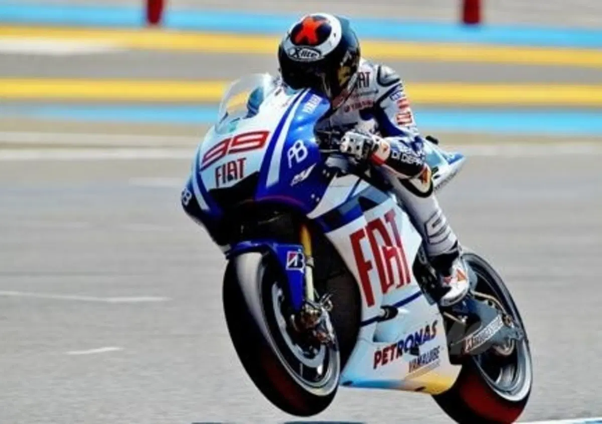 Rossi conquista la pole a Le Mans, davanti a Lorenzo e Pedrosa