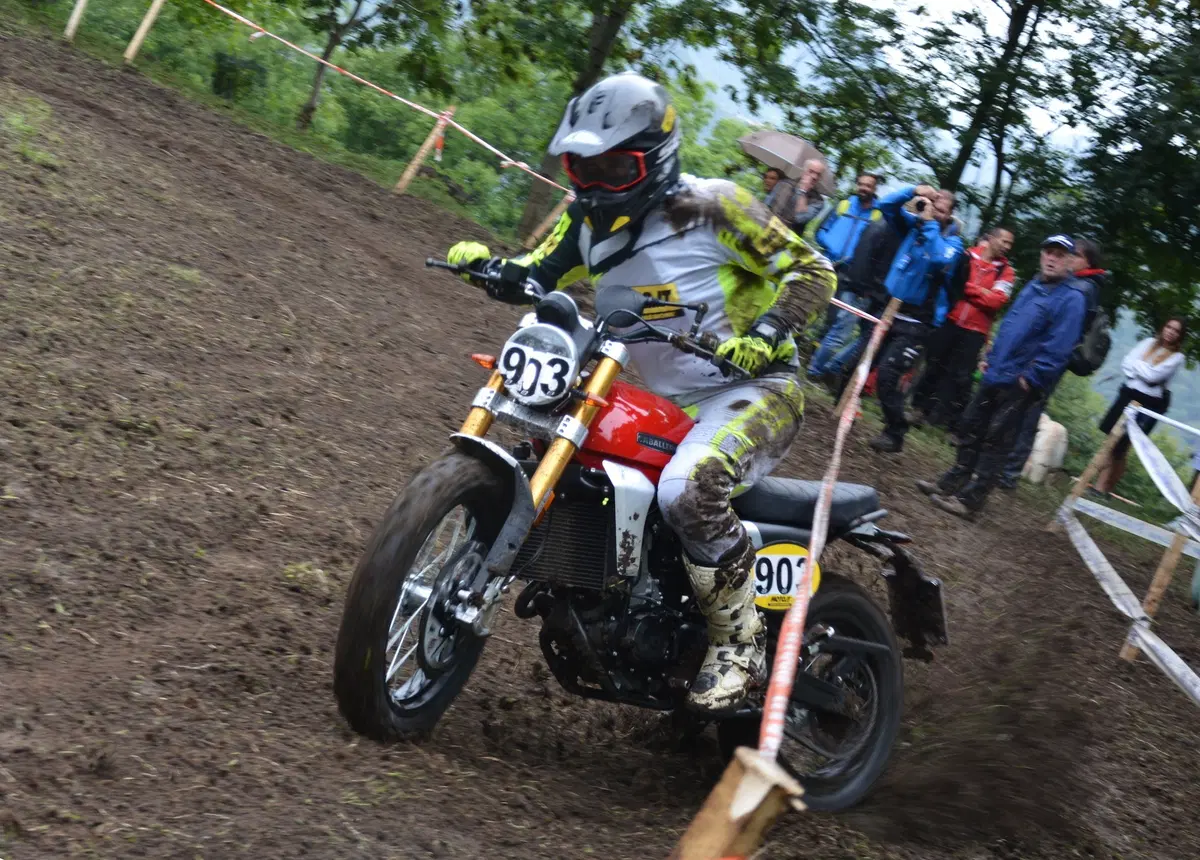 Fantic Motor Caballero Scrambler 250: l'abbiamo provata su strada e in gara (5)