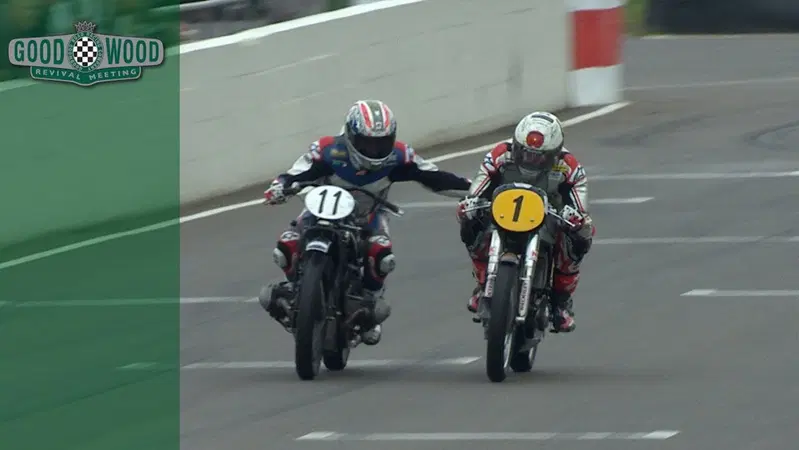 Corser vs. McGuinness sulle moto d'epoca a Goodwood