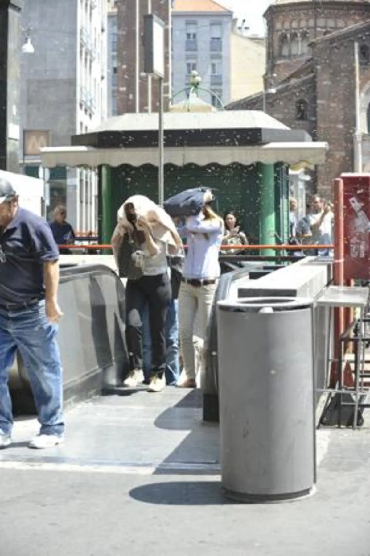 Uno scooter al miele. Sciame d’api sceglie un bauletto come nuovo alveare (2)
