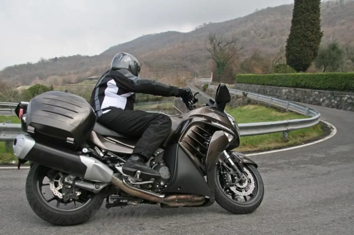 Kawasaki 1400 GTR/ABS   (2)
