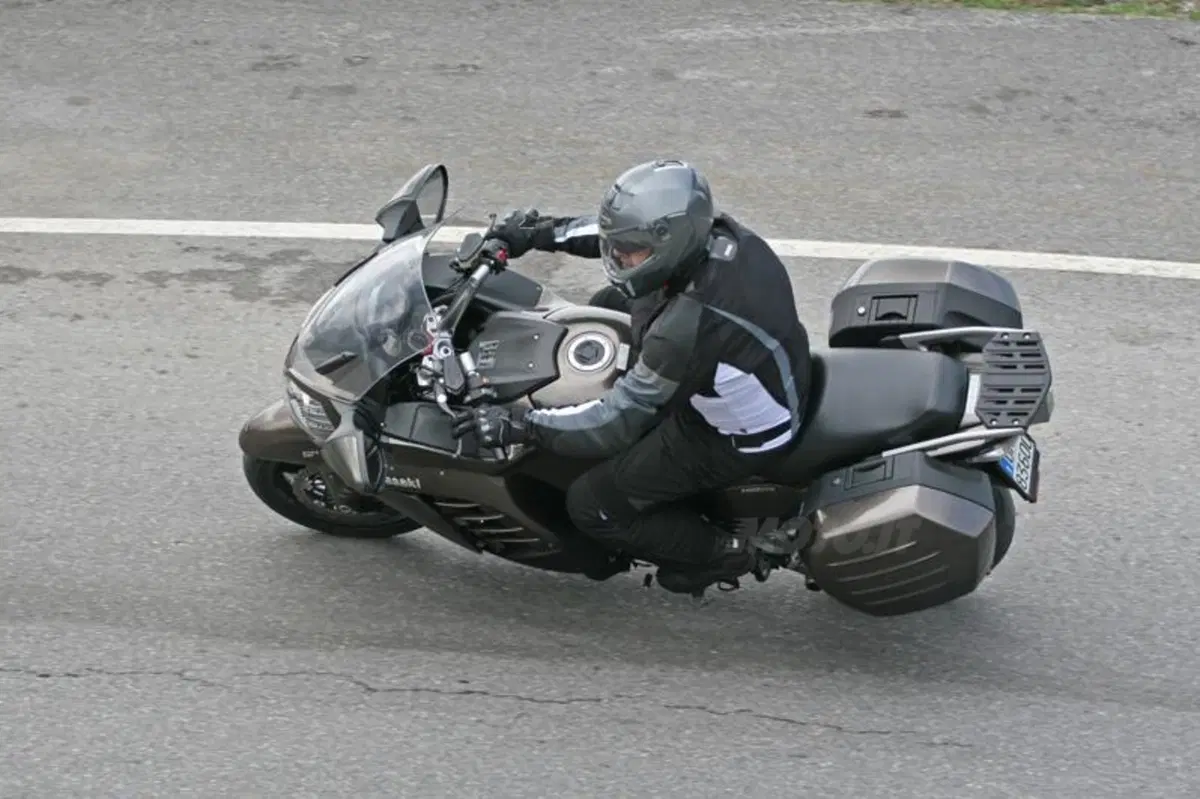 Kawasaki 1400 GTR/ABS   (3)