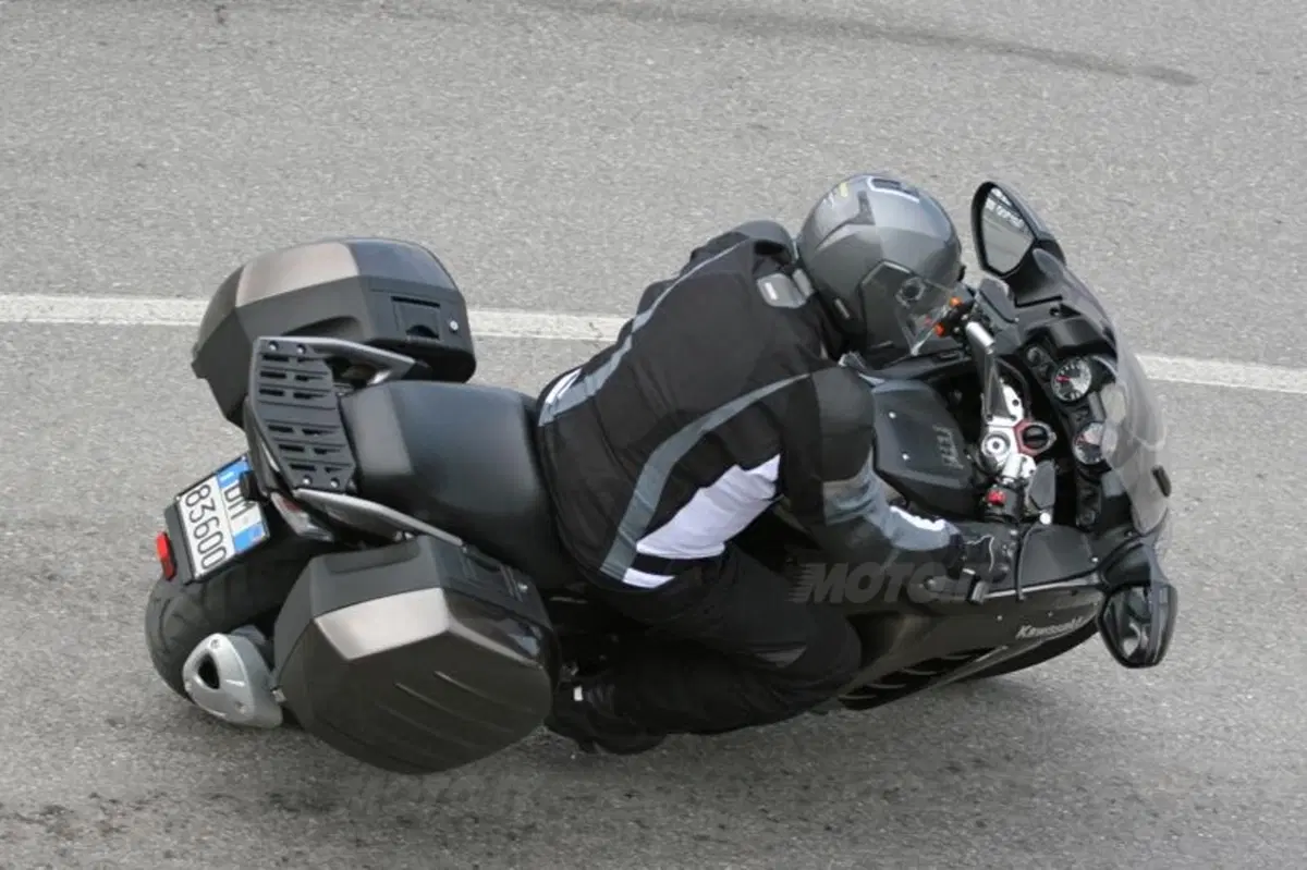 Kawasaki 1400 GTR/ABS   (4)