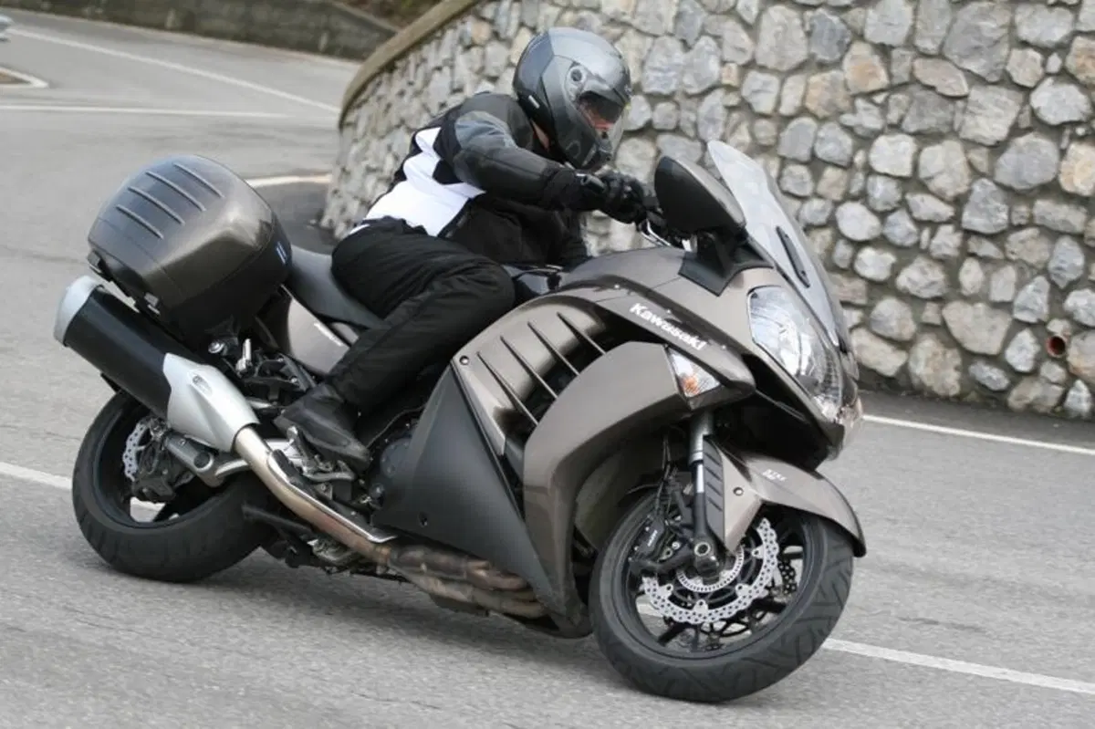 Kawasaki 1400 GTR/ABS   (5)