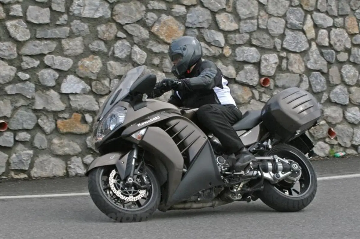 Kawasaki 1400 GTR/ABS   (7)
