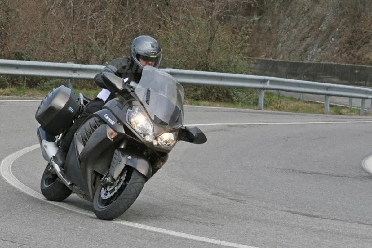 Kawasaki 1400 GTR/ABS   (8)