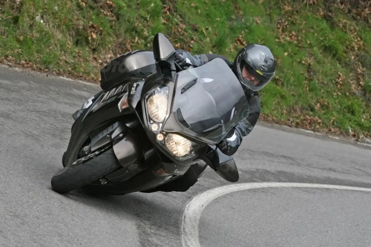 Kawasaki 1400 GTR/ABS   (9)